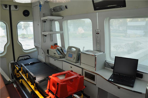 木垒哈萨克救护车内部